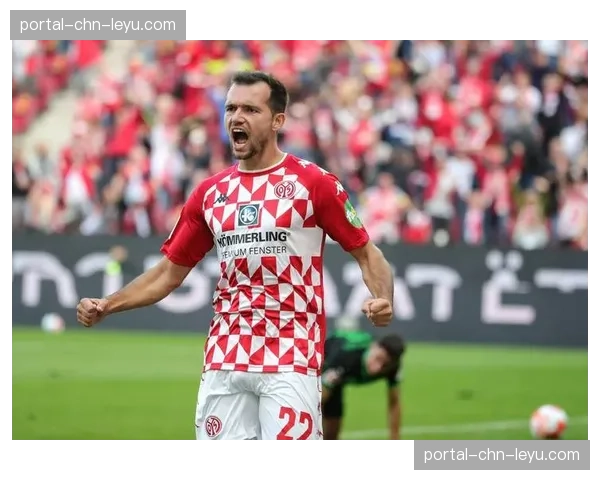 实时:美因茨通过前场快速边线球,形成一次极具威胁的禁区肋部倒三角传中 实时:美因茨通过前场快速边线球,形成一次极具威胁的禁区肋部倒三角传中