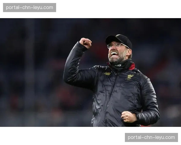 萨拉赫助攻后与克洛普拥抱，利物浦2-0锁定胜局