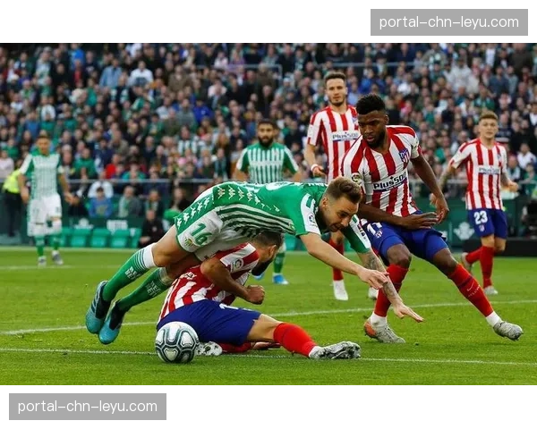 现代足球战术演进：西甲锋线组合从固定站位向多功能攻击群转型